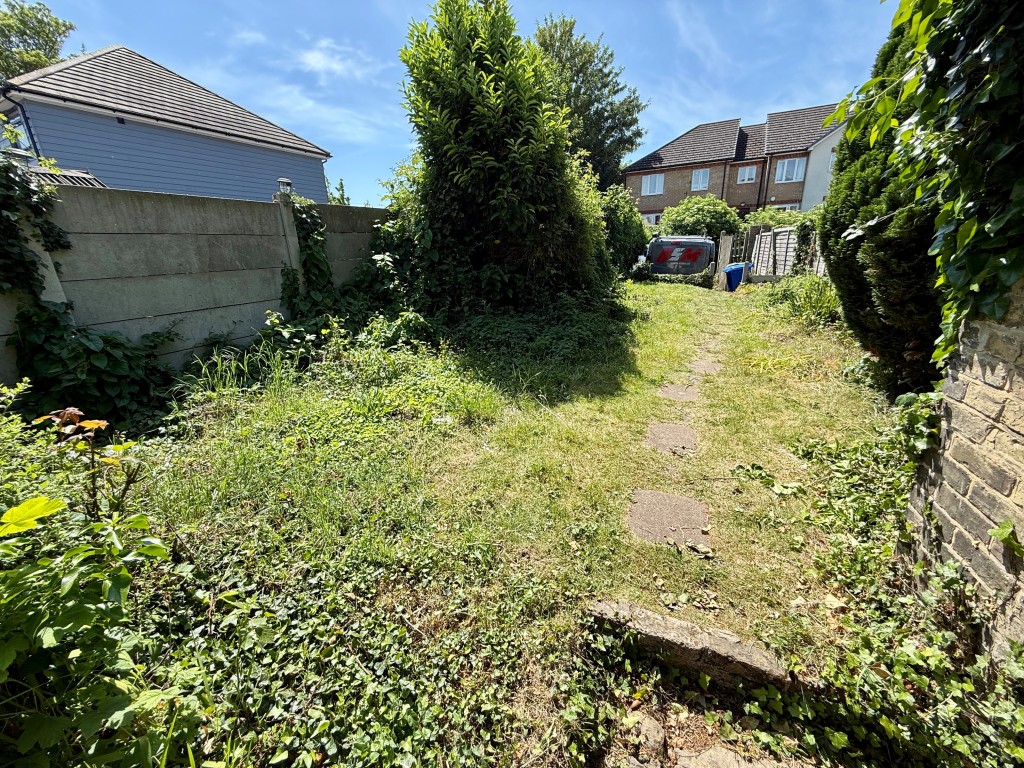 Lot: 33 - MIXED USE PROPERTY COMPRISING SHOP AND THREE-BEDROOM COTTAGE - Garden to rear